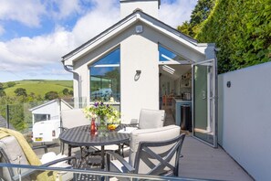 Outdoor dining - The Bridge (Kingswear)