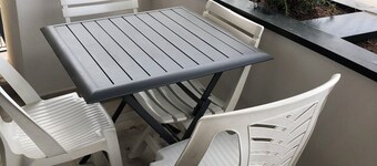 Air-conditioned apartment for 4 near town center. Small dogs accepted