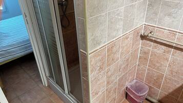 Een douche, een haardroger, handdoeken