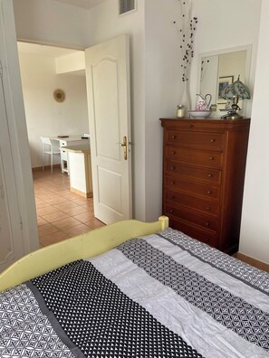 Tabla de planchar con plancha, wifi y ropa de cama
