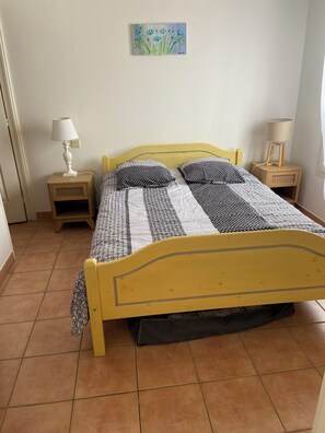 Iron/ironing board, WiFi, bed sheets