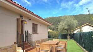 A house with a patio, a table with chairs, and a staircase leading to the entrance. - 20807 Casa Mira Mijedo - House in Argoños (Argoños)
