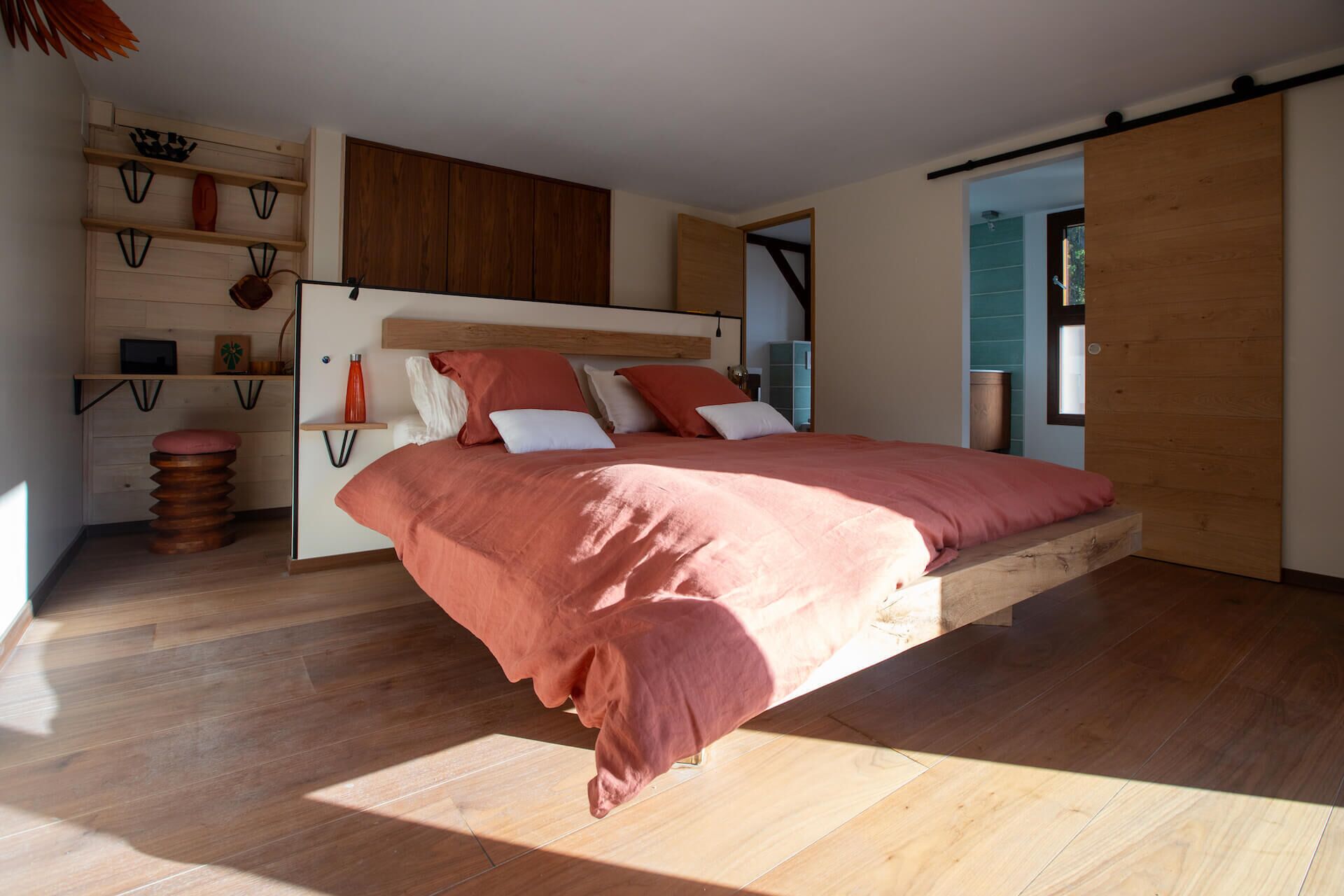 3 chambres, bureau, fer et planche à repasser, lit parapluie