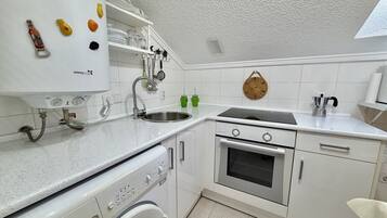 Een koelkast, een magnetron, een oven, een broodrooster