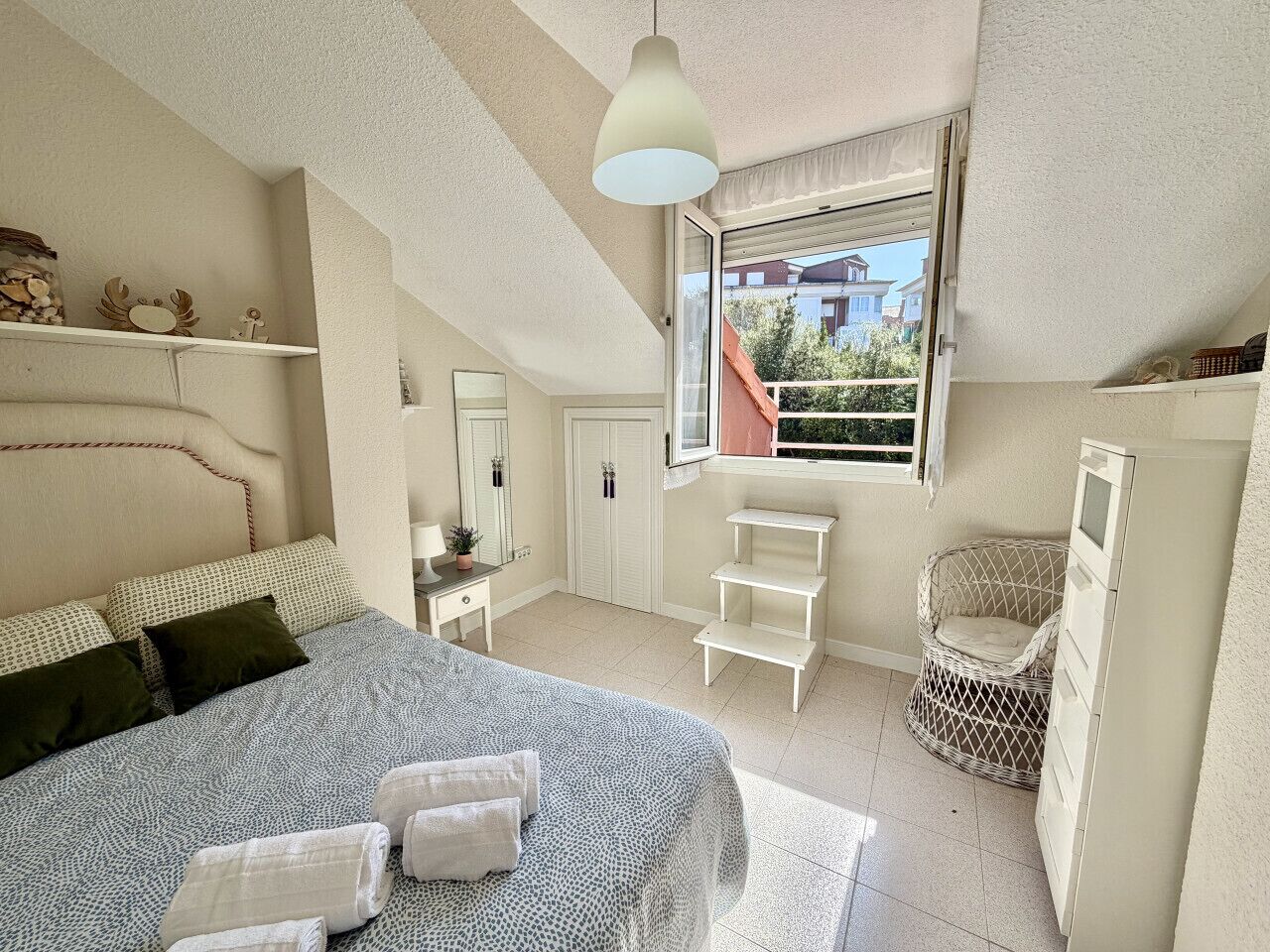 Tabla de planchar con plancha, wifi, ropa de cama