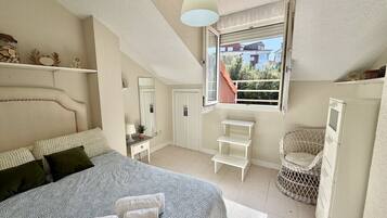 Tabla de planchar con plancha, wifi, ropa de cama