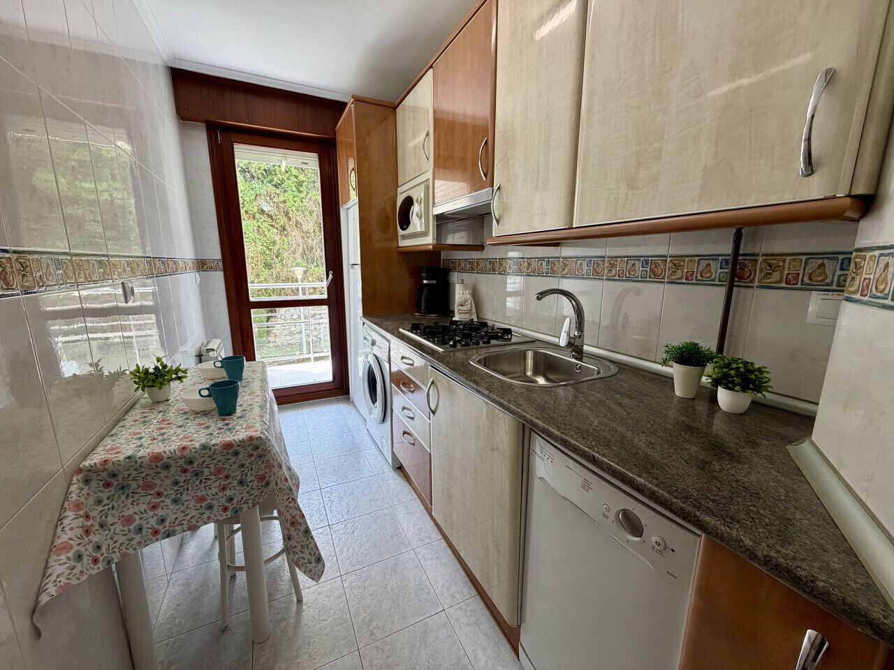 Fridge, microwave, oven, coffee/tea maker