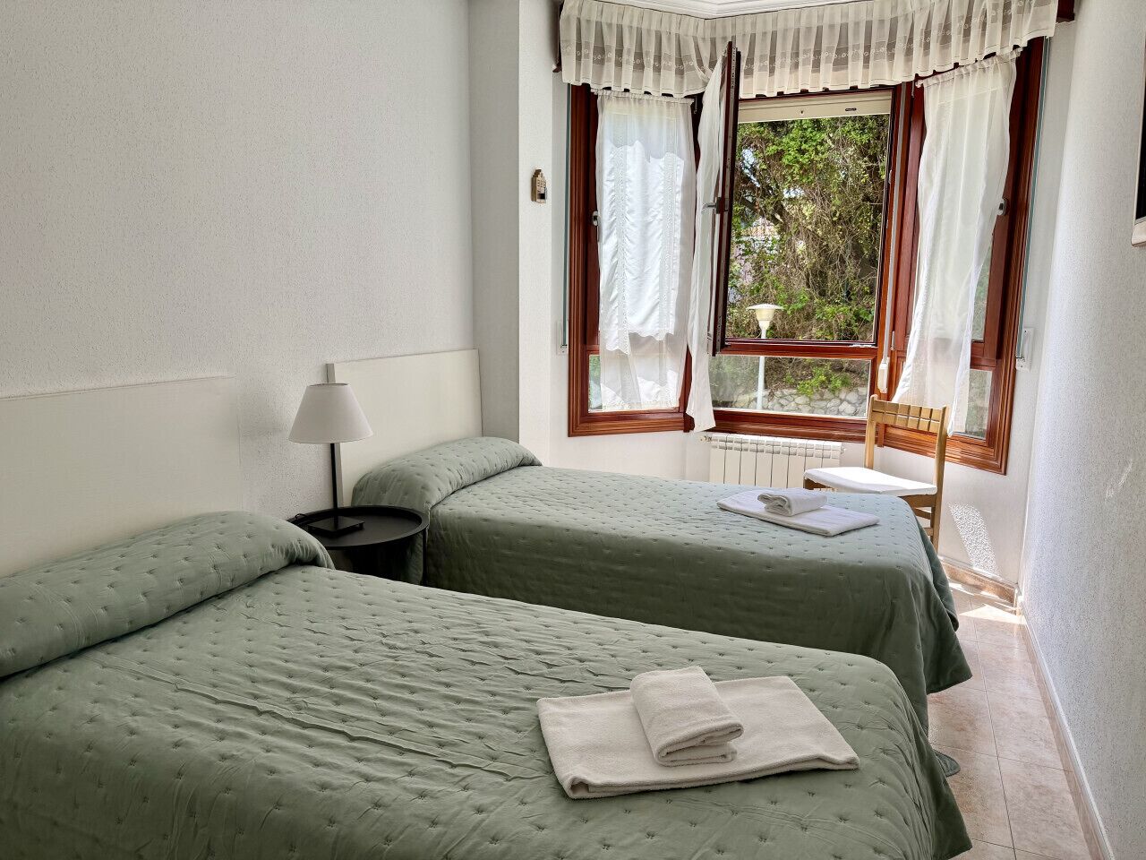 2 bedrooms, iron/ironing board, bed sheets