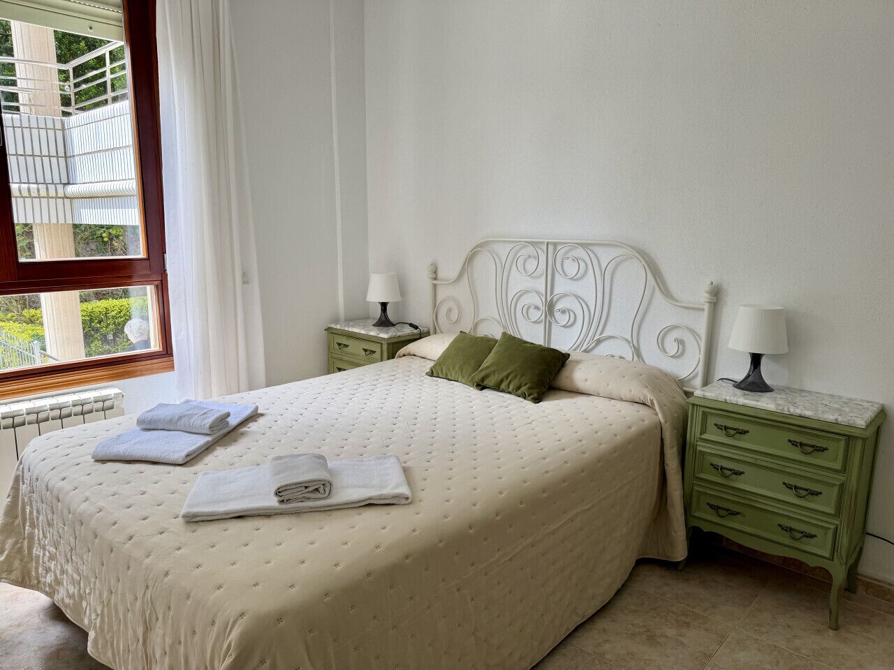 2 bedrooms, iron/ironing board, bed sheets