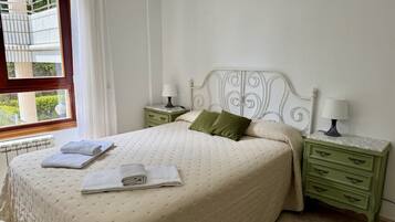 2 bedrooms, iron/ironing board, bed sheets