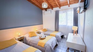 A hotel room with two beds, a desk, a television, and a window with curtains. - Hotel Alta Mendoza (Mendoza)