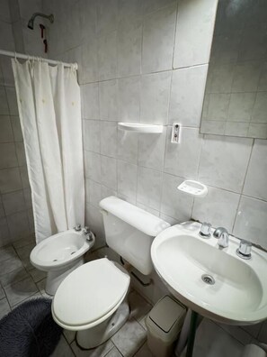 Quarto duplo econômico, ar-condicionado, vista para o parque | Banheiro