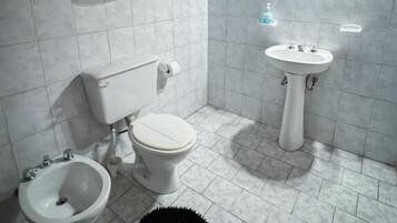Habitación básica doble | Baño | Bidé