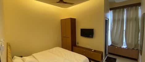 Double Room | Desk, laptop workspace, free WiFi, wheelchair access