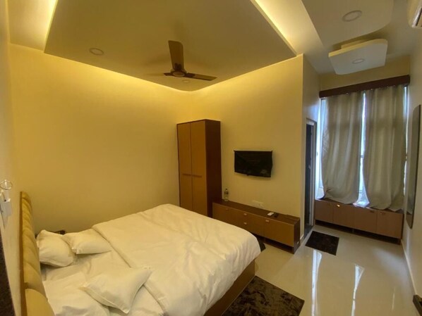 Double Room | Desk, laptop workspace, free WiFi, wheelchair access - R J Residency (Varanasi)