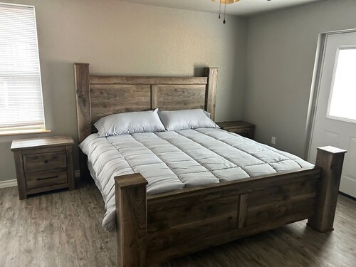 Texas Cabin

Wonderful 3-bedroom triplex in charming Kirby next to the lake.