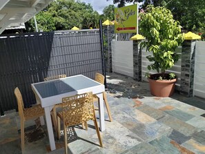 Outdoor dining - Vrbo Property (Grand-Bourg de Marie-Galante)