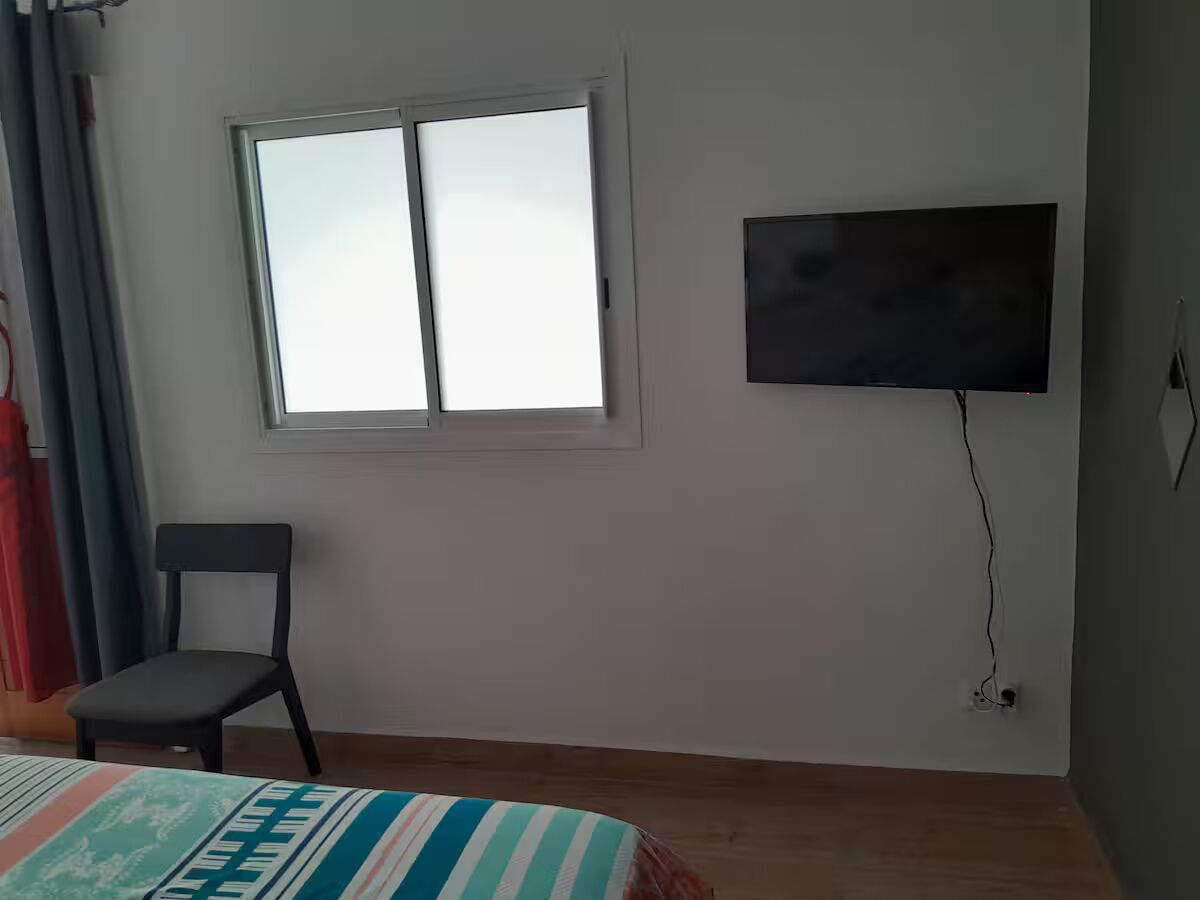 Tabla de planchar con plancha, wifi y ropa de cama 