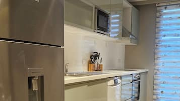 Frigorífico, microondas, horno y placa de cocina