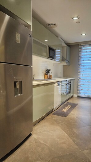 Fridge, microwave, oven, stovetop - The Pearl in the City  (Accra)