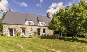 A stone house with a sloped roof, two windows, and a chimney. - Rustic house with garden - 4 guests (Sourdeval)