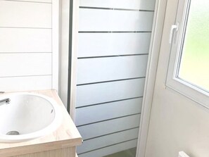 Bathroom - Mobile home with AC - 6 guests (Bourg-Charente)