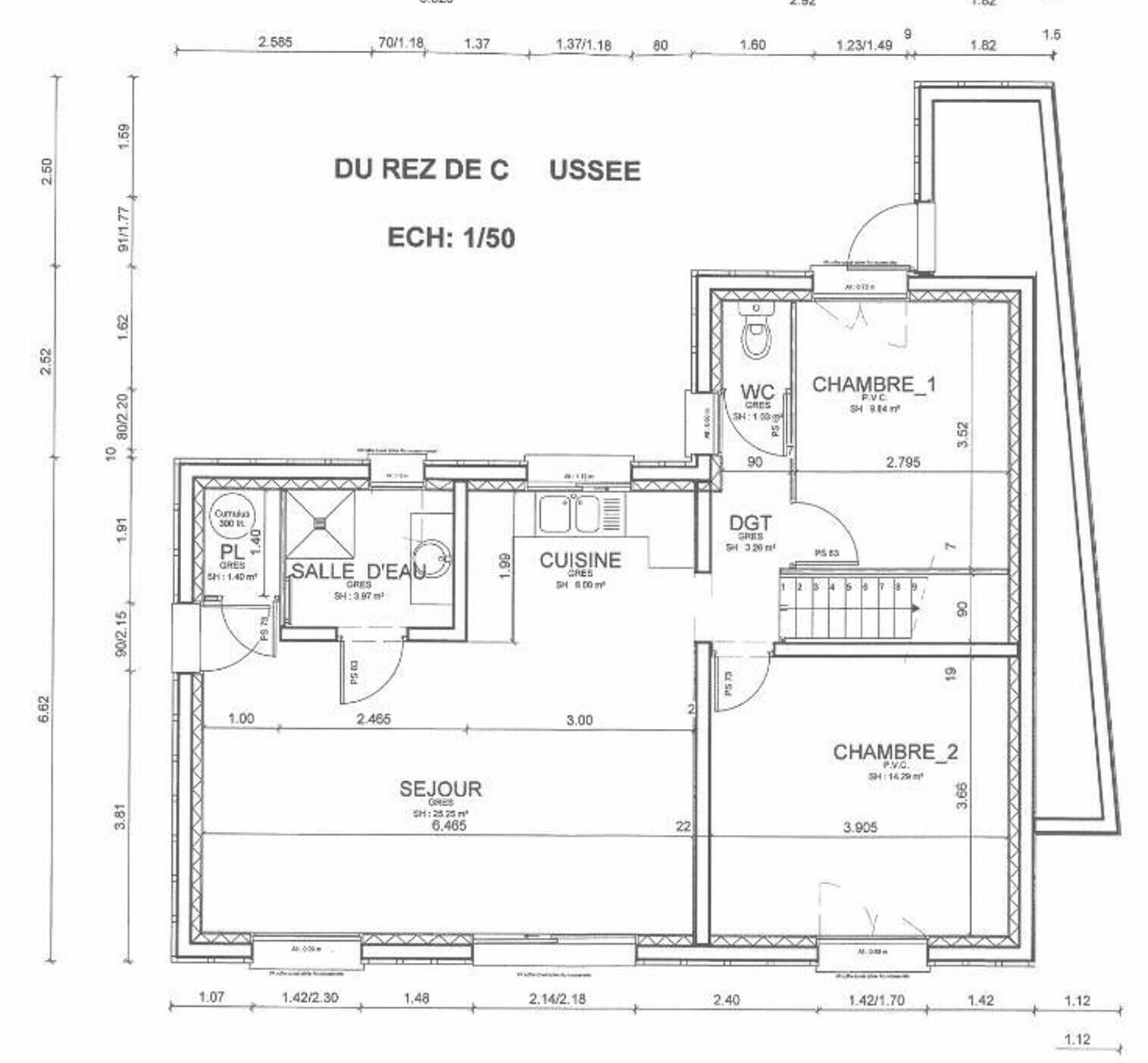 Een plattegrond van een hotel met aangeduide kamers, waaronder een keuken, eethoek, twee slaapkamers, een badkamer en een woonkamer.