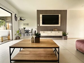 Living area - Beach & City Escape: Beautiful 5-BR house with AC in Zaragoza. Community Pool! (Zaragoza)