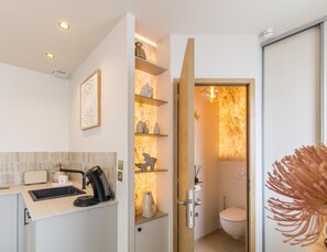 A modern kitchen with a built-in coffee maker, a sink, and a countertop. - Sea view apartment - 2 guests (Barneville-Carteret)