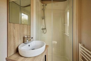 Shower, towels - Host & Stay | RWM22 Evergreen Retreat (Allerthorpe)