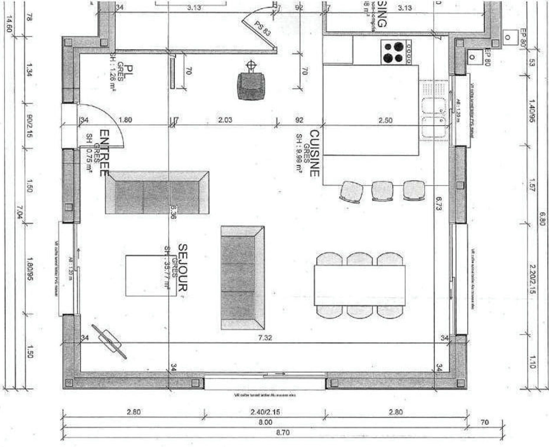 En planritning  över ett hotellrum med en säng, ett skrivbord, en stol, ett litet bord och ett fönster.