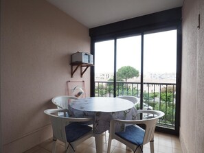 Dining - Apartment with pool - 6 guests (Le Grau-du-Roi)