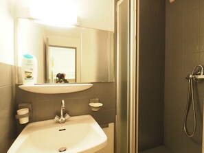 Bathroom - Apartment with pool - 6 guests (Le Grau-du-Roi)