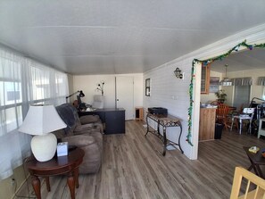 Living area - Peaceful 1-bedroom Home with AC and Internet in charming Zephyrhills (Zephyrhills)