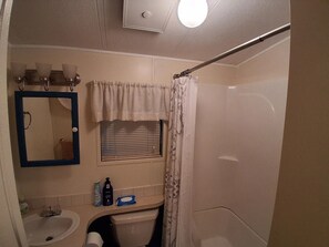 Hair dryer, towels, toilet paper - Peaceful 1-bedroom Home with AC and Internet in charming Zephyrhills (Zephyrhills)