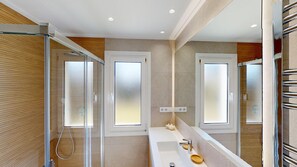 Shower, hair dryer, towels - Villa Celestia By On Travel (Oliva)