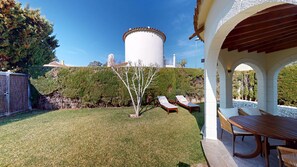 Outdoor dining - Villa Celestia By On Travel (Oliva)