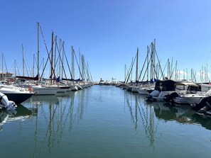 A marina with multiple boats docked, calm water, and clear skies. - Charming mazet near the beach - 6 guests (La Londe-les-Maures)