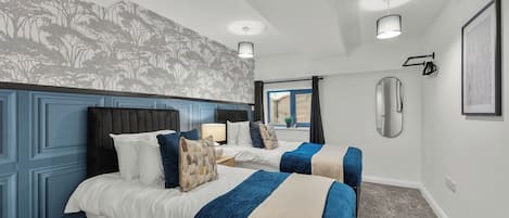 Iron/ironing board, bed sheets