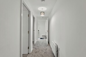 Bathroom - Warm & Welcoming Leeds Apartment (Leeds)