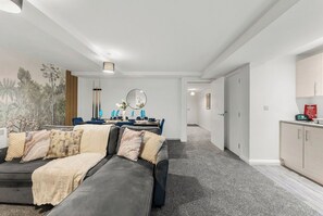 Living area - Warm & Welcoming Leeds Apartment (Leeds)