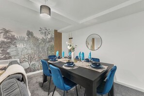 Dining - Warm & Welcoming Leeds Apartment (Leeds)