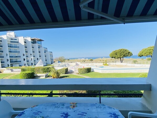 Outdoor dining - Apartment with AC, parking, sea view - 4 guests (Le Grau-du-Roi)