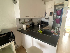 Microwave, coffee/tea maker - Apartment with AC, parking, sea view - 4 guests (Le Grau-du-Roi)