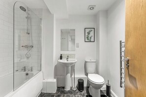 Hair dryer - Modern Leeds Retreat Near City Centre (Leeds)