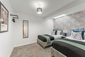 Iron/ironing board, bed sheets - Modern Leeds Retreat Near City Centre (Leeds)