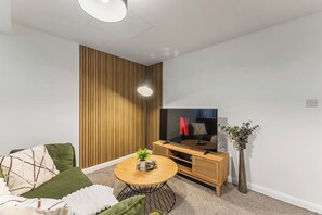 TV - Modern Leeds Retreat Near City Centre (Leeds)