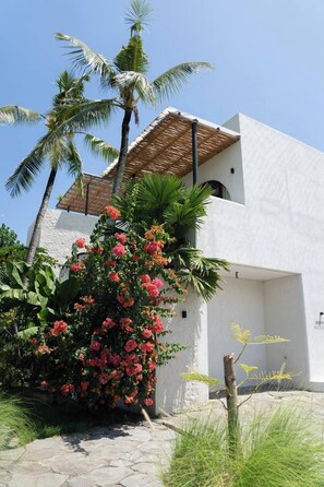 Exterior - Ocean view 4 BR villa - 2 min walk to the beach (Seseh)