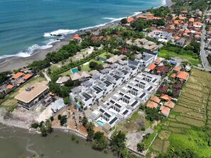 Exterior - Lush 4BR, 100 meters from ocean (Seseh)
