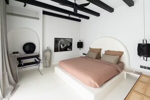 Room - 3 bed luxury, private rooftop, 100m from beach (Seseh)